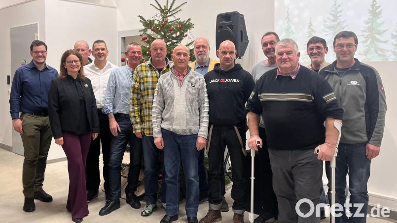 Ehrungen bei der Firma Gebrüder Donhauser: Langjährige Mitarbeiter und Ruheständler wurden bei der Weihnachtsfeier in Schwandorf geehrt. Bild: Julia Hecht