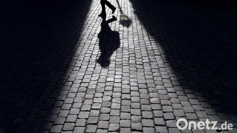 Die Opferschutzorganisation Weißer Ring spricht von schweren seelischen Belastungen wie Schlaflosigkeit und Angstzuständen infolge von Überfällen. (Symbolbild) Bild: Federico Gambarini/dpa