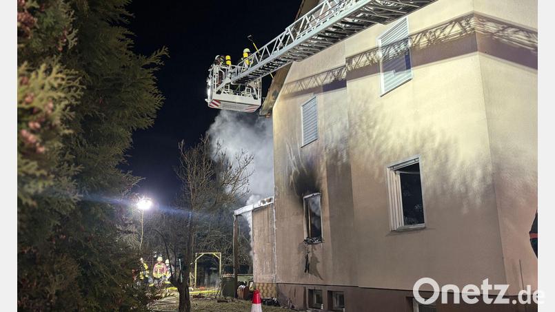 Die Löscharbeiten dauerten bis in den späten Abend an. Bild: Kevin Weddig/NEWS5/dpa