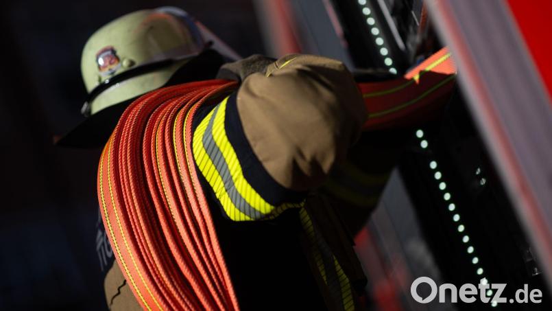 Zahlreiche Rettungskräfte der Feuerwehr versuchen den die Flammen zu löschen. (Symbolbild) Bild: Marijan Murat/dpa