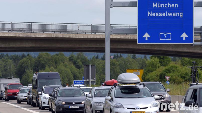 Die Blockabfertigung soll voraussichtlich den ganzen Tag andauern. (Symbolbild) Bild: Stefan Puchner/dpa