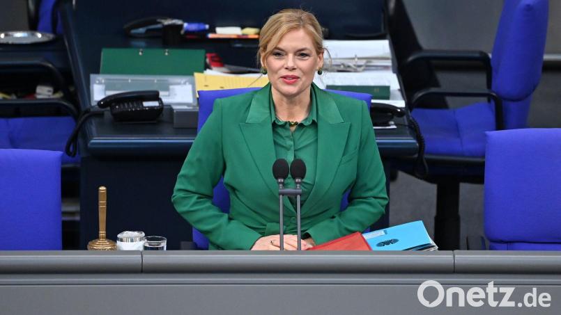 Bundestagspräsidentin Julia Klöckner fordert strengere Voraussetzungen für eine Beschäftigung durch Abgeordnete und eine bessere Drohnenabwehr. (Archivbild) Bild: Elisa Schu/dpa