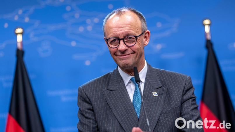 Der Vorsitzende der Deutschen Knigge-Gesellschaft, Clemens Graf von Hoyos, hat Bundeskanzler Friedrich Merz für seine guten Manieren gelobt. (Archivbild) Bild: Michael Kappeler/dpa