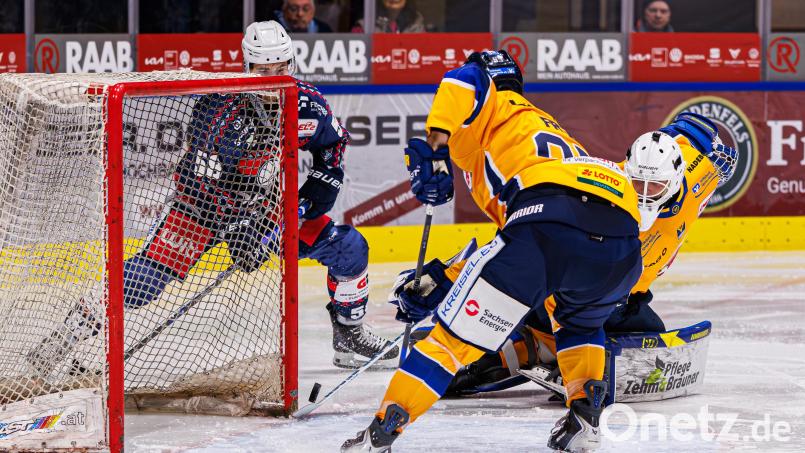 Wie knapp es am Freitagabend für die Blue Devils Weiden war, verdeutlicht diese Szene: Hier kratzt ein Gäste-Verteidiger die Scheibe nach einem Versuch des Neu-Weideners Alex-Olivier Voyer (links) gerade noch vor der Torlinie weg. Bild: Werner Moller