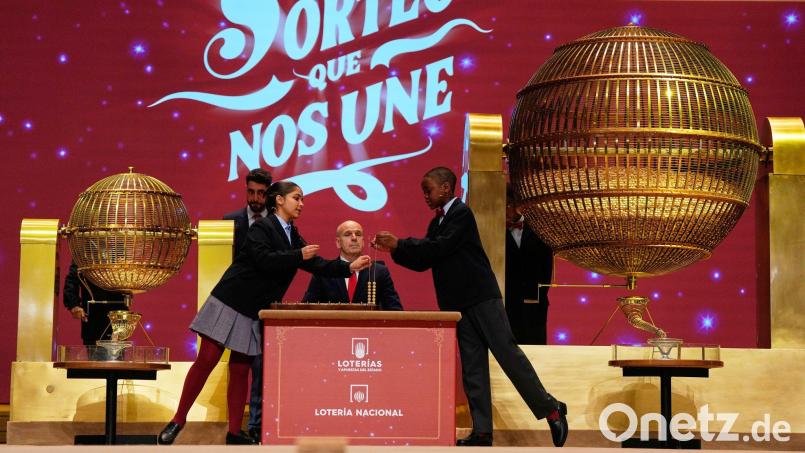 Schülerinnen und Schüler stehen im Mittelpunkt der Zeremonie. Hier bei der Ziehung der Lottozahlen im Madrider Teatro Real. Bild: Manu Fernandez/AP/dpa