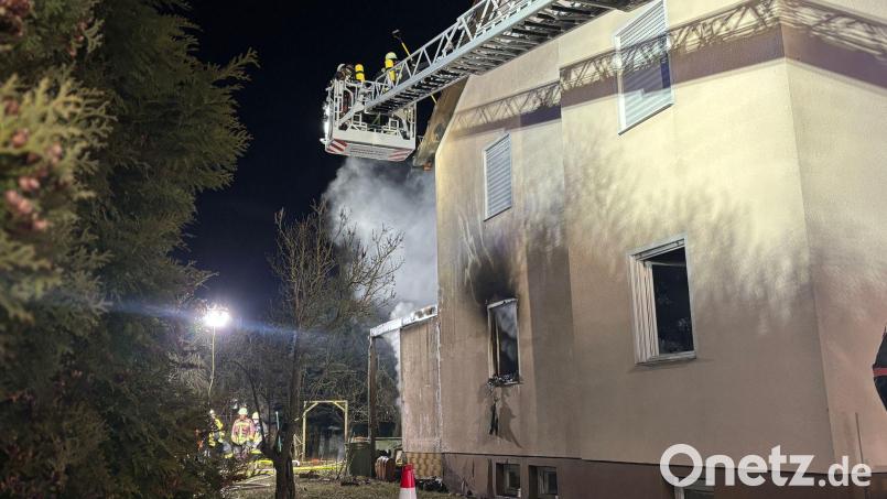 Die Löscharbeiten dauerten bis in den späten Abend an. Bild: Kevin Weddig/NEWS5/dpa