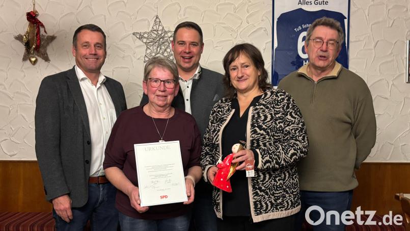 Hohe Auszeichnung für Bärbel Grützner, von links: Zweiter Bürgermeister Uwe Bergmann, Bärbel Grützner, Bürgermeisterkandidat Daniel Hutzler, Marianne Schieder und stellvertretender SPD-Vorsitzender Gerald Dagner. Bild: SPD Schnaittenbach