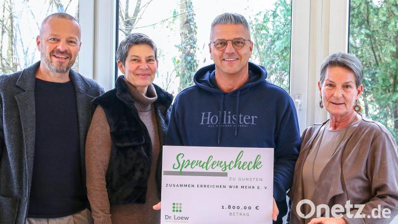 Andreas Hruschka (Zweiter von rechts) freute sich sehr über die Spende, die Volker Loew, Angela Loew und Sandra Loew überreichten. Bild: Jürgen Käß