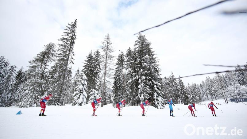 Das deutsche Frauen-Team bei der Tour de Ski der Langläufer muss bereits den zweiten Ausfall verzeichnen. (Archivbild) Bild: Alessandro Trovati/AP/dpa