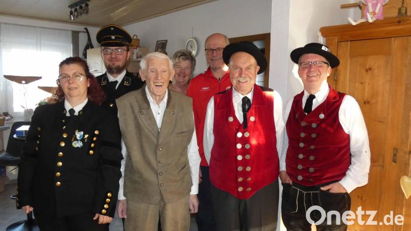 Alfred Vogenauer (Dritter von links) feierte seinen 90. Geburtstag. Dazu gratulierten auch Birgit und Toni Stollner (von links) sowie Silvia Zeltner, Kurt Pirner, Franz Platzer und Siegfried Lederer. Bild: hdk