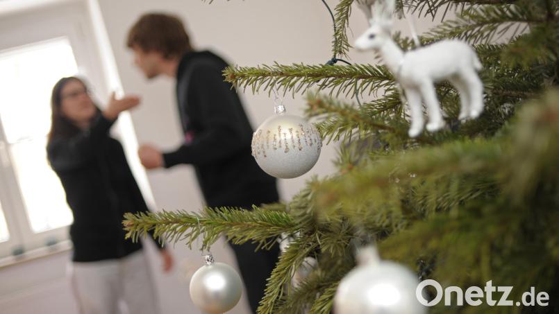 Wenn sich Familien an Weihnachten um den Christbaum scharen, kracht es schnell. So passiert am 1. Weihnachtsfeiertag in Sulzbach-Rosenberg. Symbolbild: Andreas Gebert