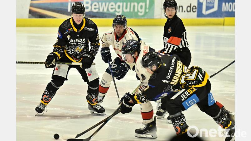 Roberts Baranovskis (rechts) und Fabian Broll (links) feierten mit dem ERSC Amberg einen Auswärtssieg in Pfaffenhofen. Bild: Hubert Ziegler