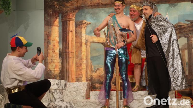 Die Sozialen Medien sind im Riedener Olymp angekommen: Ödipus (Jakob Haas, von links) macht ein Foto von Poseidon (Bene Hofrichter), Zeus (Gerhard Fleischmann) und Hades (Armin Hofrichter) Bild: mrr