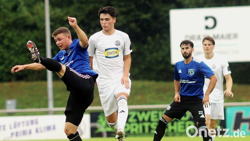 Nachwuchstalent Moritz Sossau (Zweiter von links) bleibt bei der SpVgg Landshut. Archivbild: Norbert Herrmann