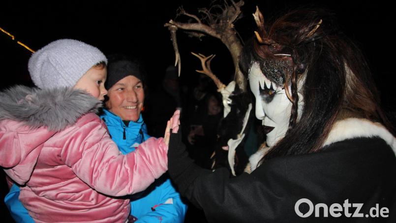 Keine Angst vor den "Grölldeifln": Selbst die Kleinsten fanden den Auftritt der Gruppe aus Konnersreuth cool. Bild: kro