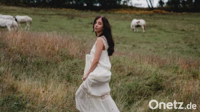 Stephanie Gold aus Mitterteich stellt in Kürze ihr erstes Album vor. "Her Portrait" enthält fünf Titel, die von "Steph Gold" selbst komponiert und getextet wurden. Mit dem ersten Stück verarbeitete die Künstlerin den Tod einer engen Freundin, die in jungen Jahren an Krebs starb. Bild: Dominik Garban