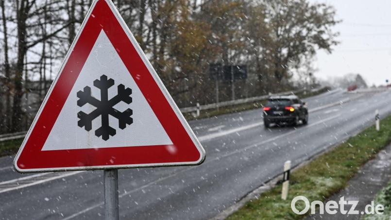 Wegen Glatteis ist es in Sachsen zu dutzenden Unfällen gekommen. Bild: Lars Penning/dpa