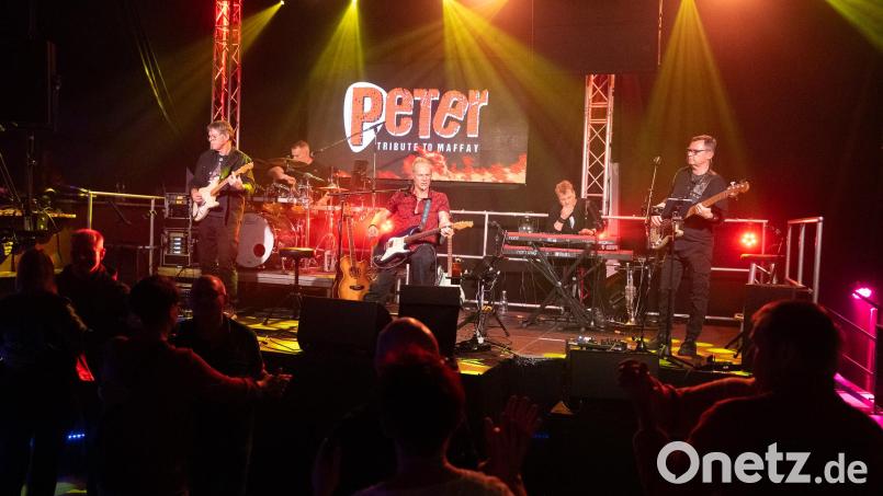 400 Menschen kamen und feierten zu den Cover-Songs der Band "Peter". Bild: Stephan Will Photography