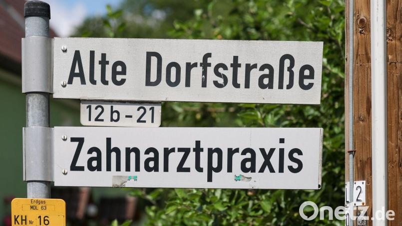 Im ländlichen Raum ist die medizinische Versorgung kein Selbstläufer - mit der Landarztprämie versucht die Staatsregierung Mediziner davon zu überzeugen, sich auch außerhalb beliebter Ballungszentren mit einer Praxis niederzulassen. (Symbolbild) Bild: Jan Woitas/dpa