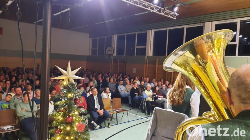Randvoll war die Ammerthaler Sporthalle: Die Besucher waren begeistert von dem Jahreskonzert der Blaskapelle Ammerthal. Bild: Gerhard Doerfler