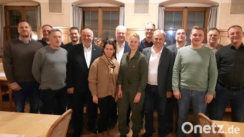 14 Bürger bewerben sich als Gemeinderäte auf der CSU-Liste. Angeführt wird sie von Bürgermeister Anton Peter (Fünfter von links). Landrat Richard Reisinger (Siebter von links) gratulierte. Bild: Gerhard Doerfler