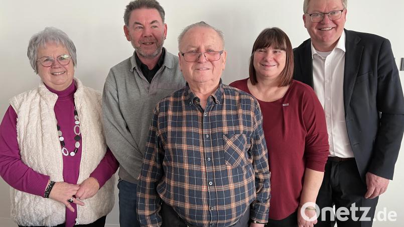 Schwester Hannelore, Sohn Stephan, Tochter Petra und Bürgermeister Michael Cerny (von links) gratulieren Karl Hottner zu seinem 90. Geburtstag. Bild: mma