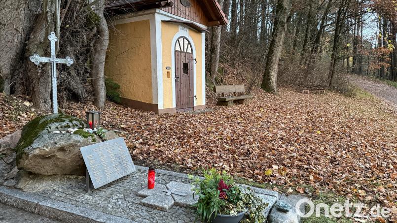 An der Kapelle in Unterweißenbach erinnert ein Gedenkstein an die 20 Oberpfälzer, die mit dem Skiclub Unterweißenbach am 11. November 2000 in Kaprun waren und in der brennenden Standseilbahn zum Kitzsteinhorn starben. 14 Kinder wurden damals zu Voll- beziehungsweise Halbweisen. Für sie wurde die Waisenstiftung Kaprun gegründet. Bild: Petra Hartl