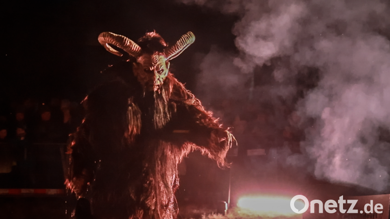 Hexen, Perchten und Spukgestalten: Die Grölldeifl sorgen für Gänsehaut beim Raunachtstreiben am Waldhaus. Bild: rw