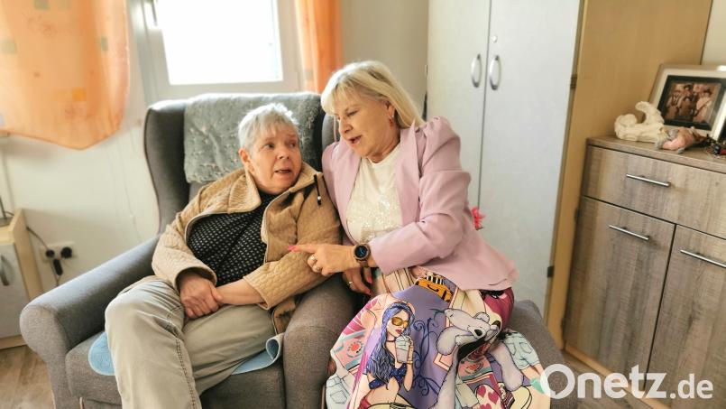 Anita Jaworsky (70) wohnt seit 50 Jahren im "Haus Tannenschleife". Über einen Plausch mit Einrichtungsleiterin Irena Jung freut sie sich immer besonders. Bild: Portner