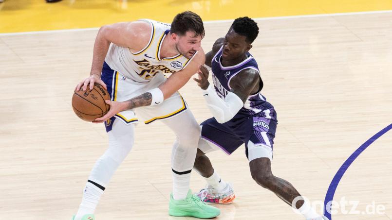 Dennis Schröder (rechts) musste sich mit Sacramento den Los Angeles Lakers und Luka Doncic klar geschlagen geben. Bild: Ringo Chiu/ZUMA Press Wire/dpa