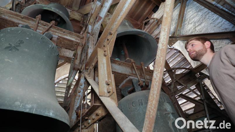 Die Glocken von St. Johannis in Rosenberg mit Pfarrer Daniel Götzfried. Bild: Wolfgang Steinbacher