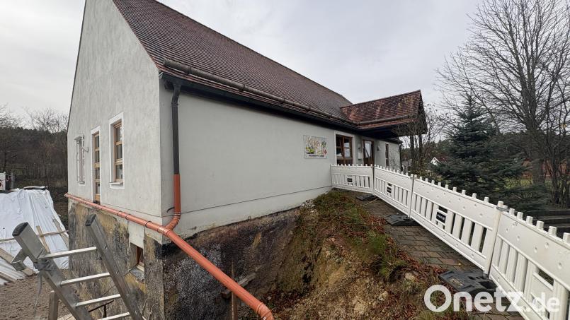 Die Giebel- und auch die Traufwand des Kindergartens in Fürnried sollen nun von einem weiteren Bau-Experten auf Schäden untersucht werden. Bild: ge