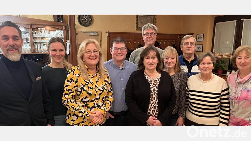 Die von der SPD und Unabhängigen Bürgern nominierten Kandidaten in Schmidgaden zusammen mit Landratskandidatin Marianne Schieder (vorne, rechts) sind (von links) Sören Storbeck, Carolin Schimmer, Lydia Magdalena Schimmer, Florian Schmidl, Gerhard Müller, Katharina Bauer, Sabine Steindl, Franz Probst, und Gertraud Scharf. Nicht im Bild sind die weiteren KandidatInnen Peter Rupp, Heike Lepke, Ines Summerer, Ernst Schubert, Simone Vetter und Ariane Storbeck. Bild: Lydia Magdalena Schimmer/exb