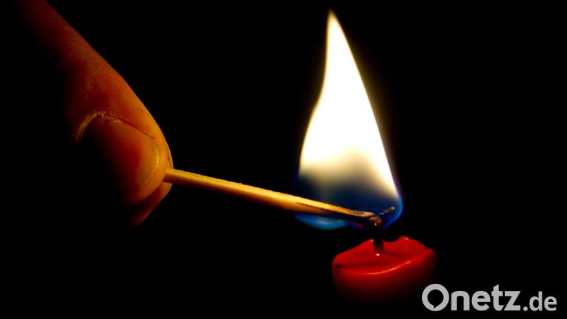 Eine Kerze ist wohl der Auslöser für ein Feuer am Montagabend im Landkreis Neumarkt. Symbolbild: Franziska Gabbert/dpa