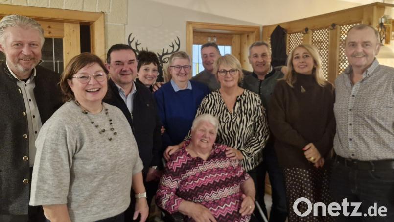 Anni Deinzer (sitzend) feiert ihren 85. Geburtstag mit Freunden und Familie. Bild: Lothar Müller