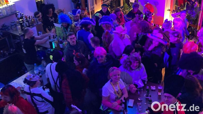 Ein Schnappschuss vom letzten Fasching im "Robert's": Regulär hat die Trattoria im Amberger Rathaus kurz vor Weihnachten zugemacht. Zu Weiberfasching und am Altstadtfest 2026 geht's nochmal zur Sache, dann ist das "Robert's" endgültig Geschichte. Bild: Robert Schaarschmidt