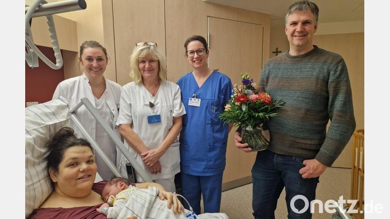 Mutter Cornelia Menacher hält den kleinen Anton im Arm. Mit ihr freuen Vater Martin Auburger (von rechts) Hebamme Ann-Kathrin Frömmig, Pflegefachkraft Conny Wacker und Assistenzärztin Julia Hofmann. Bild: Emese Bottyan/exb