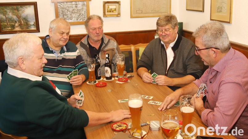 Das Quartett aus Dietmar und Roland Schmid (von links), Manfred Herrmann und Martin Schregelmann (von rechts) genießt Heimrecht beim „Hermann-Wirtshaus“ und trifft sich am ersten Weihnachtstag zum 44. Mal in ununterbrochener Reihe zum Schafkopf. Günter Jaugstetter (Bildmitte) war schon häufig der Fünfte in der Konstellation. Bild: war