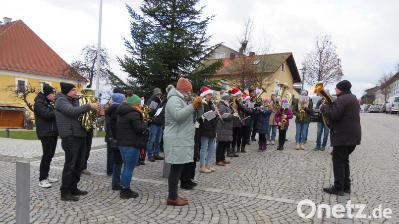 Dirigent Alfons Steiner gab beim Weihnachtsanblasen der Jugendblaskapelle Parkstein den Takt vor. Bild: adj