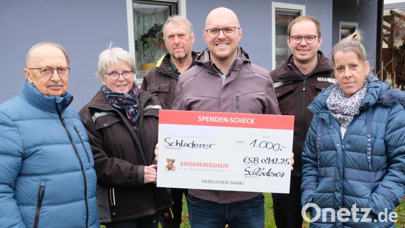 Dankbar ist Andreas Steinl (links) für eine Spende in Höhe von 1.000 Euro der Familie Schloderer aus Eschenbach zur Unterstützung der Kinderkrebshilfe. Bild: Robert Dotzauer