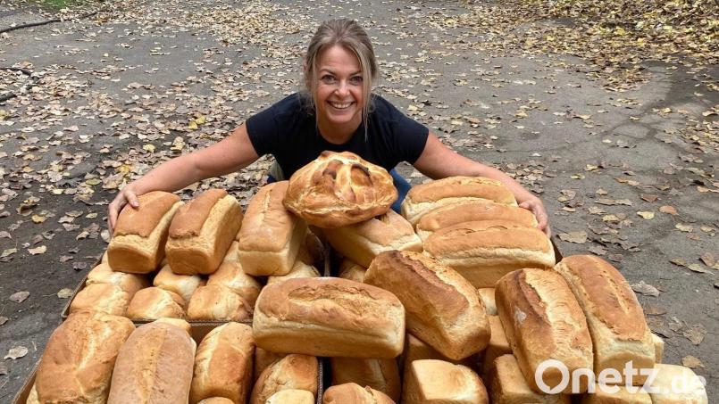Alina Golubeva mit Brot, das in einer der von der Regensburger Hilfsorganisation finanzierten mobilen Backstuben in der Ukraine gebacken wurde. Die Ursensollenerin ist regelmäßig mit Hilfskonvois in ihre Geburtsland unterwegs. Bild: Michael Heinrich