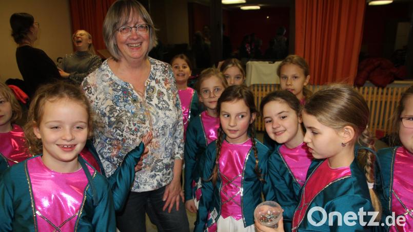 Bei der Anprobe mit Schneidermeisterin Michaela Burger kam auch der Spaß nicht zu kurz. Bild: kro