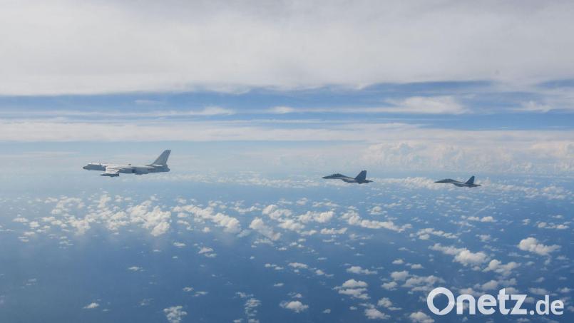 Kampfflugzeuge der chinesischen Volksbefreiungsarmee während einer gemeinsamen Kampfübung. China hat ein neues Manöver um Taiwan gestartet. (Archivbild). Bild: Li Bingyu/Xinhua/dpa