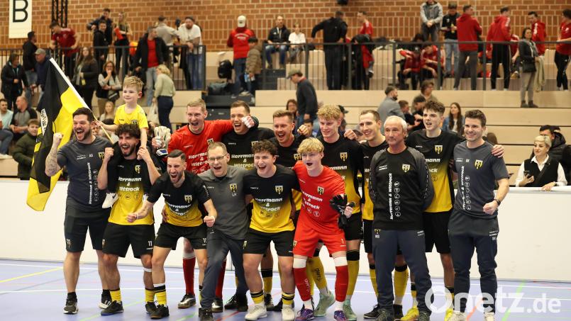 Die SpVgg Bayern Hof feiert den Turniersieg. Bild: Dieter Jäschke