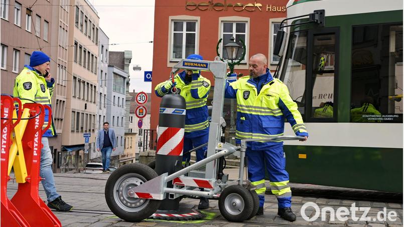 Mit mobilen Pollern am Weihnachtsmarkt, die teilweise minütlich verrückt werden mussten, sorgte die Stadt Augsburg für Aufsehen. (Archivbild) Bild: Malin Wunderlich/dpa