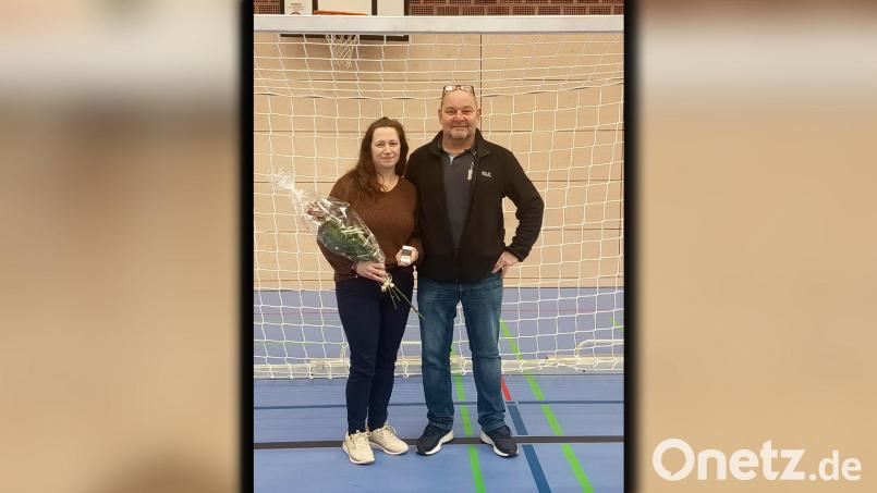 Die beiden trauen sich: Martin Schönberger machte seiner Lebensgefährtin Stephanie beim Hallenturnier der SpVgg SV Weiden einen Heiratsantrag. Bild: Familie Schönberger