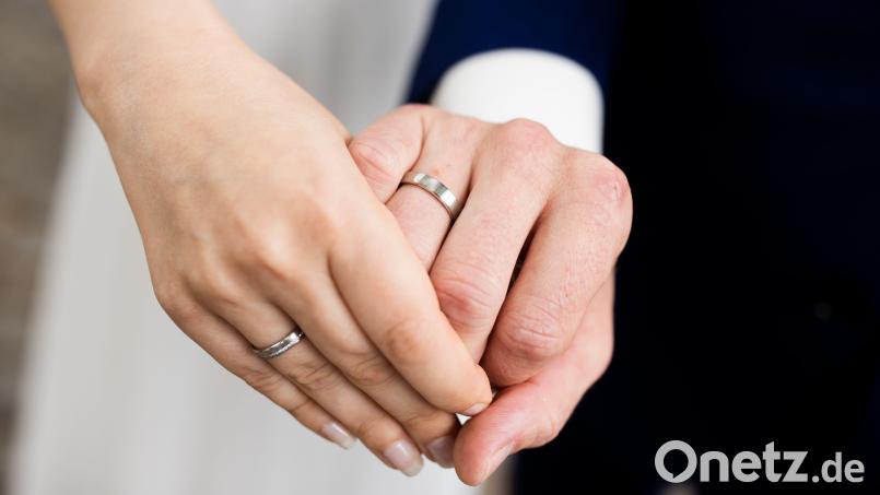 Ein Ehepaar hält Händchen – mit den Eheringen an den Fingern. Symbolbild: Rolf Vennenbernd/dpa