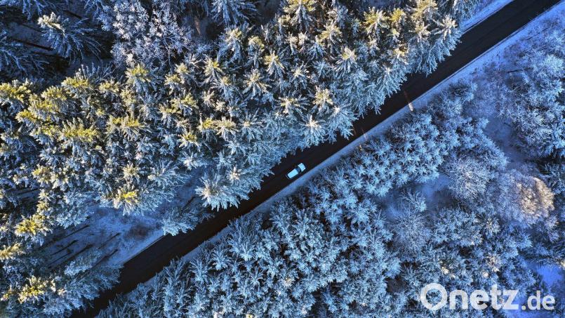 Einen Eiskratzer sollten Autofahrer diese Woche bei sich haben, denn es bleibt frostig. (Symbolfoto) Bild: Karl-Josef Hildenbrand/dpa