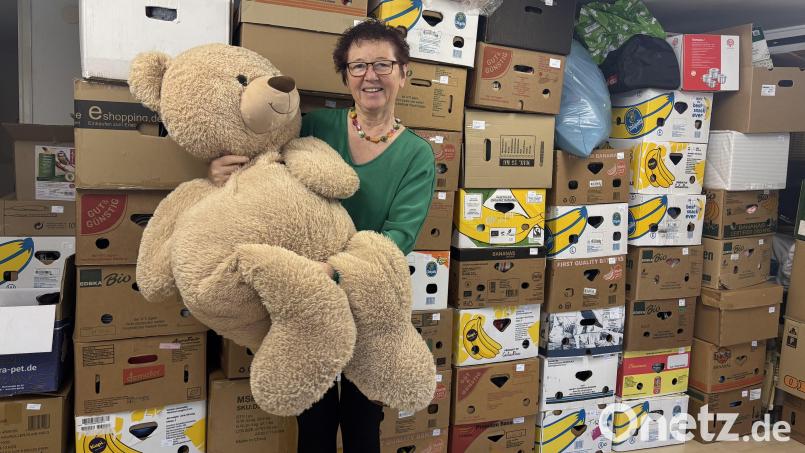 Elfriede Stauber im Keller ihres Hauses in Speckshof. Während "Freu dich Elfriede" im Winterschlaf ist, stapeln sich hier die Bananenkisten voller Ware – alles "Futter" für den Verschenkeschrank. In den wird irgendwann ab dem Frühjahr auch der Teddy im XXL-Format wandern. Bild: san