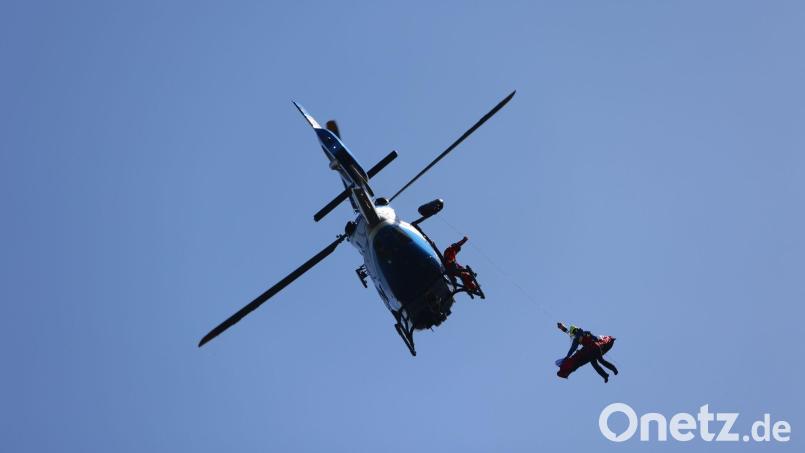 Mit einem Hubschrauber rückten die Einsatzkräfte aus. (Symbolbild) Bild: Matthias Bein/dpa